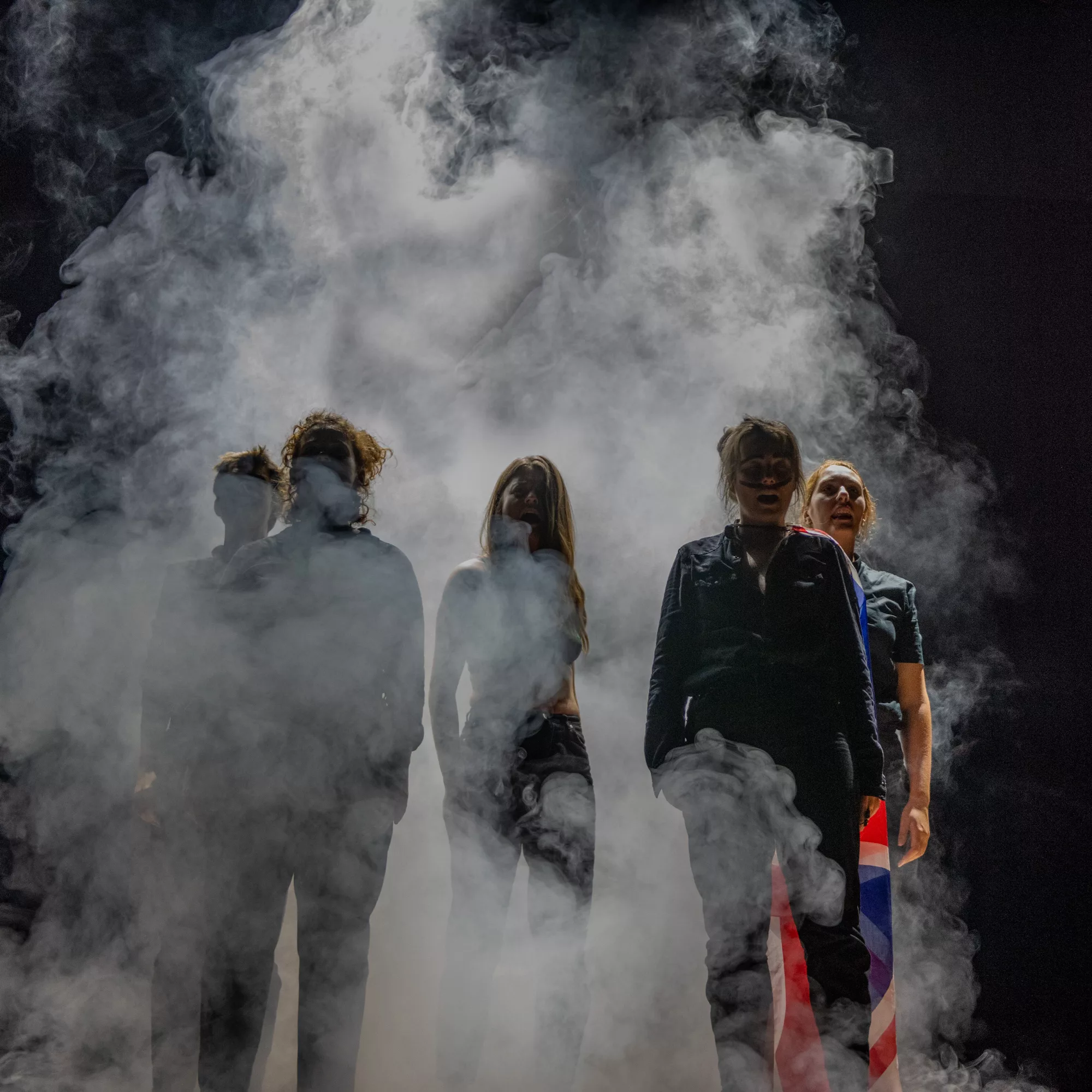 Photographie d'une représentation du spectacle Levez-vous pour les bâtard·e·s !