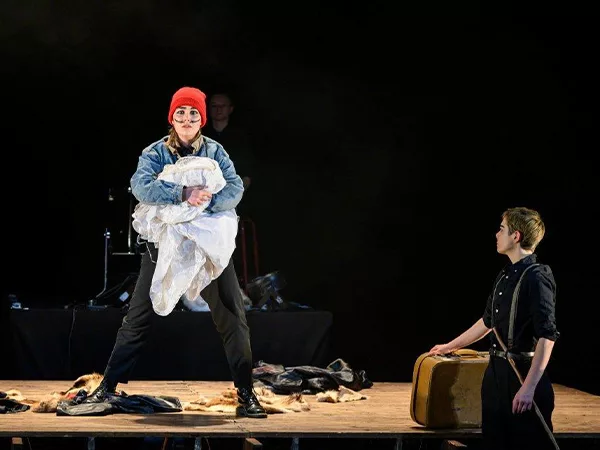 Manon Preterre et Hoël Le Corre sur scène dans Levez-vous pour les bâtard·e·s !